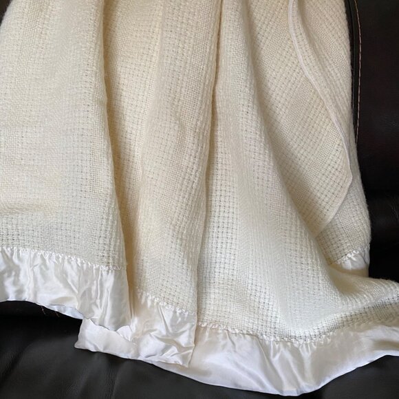 Vintage Faribo Twin Blanket 65x90 Cream Waffle Weave Wool Blend Satin Trim USA - Picture 8 of 10